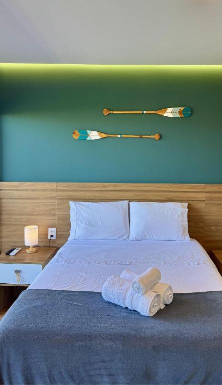 a bed with two towels sitting on top of it at Style and lightness 300m from the beach in Salvador