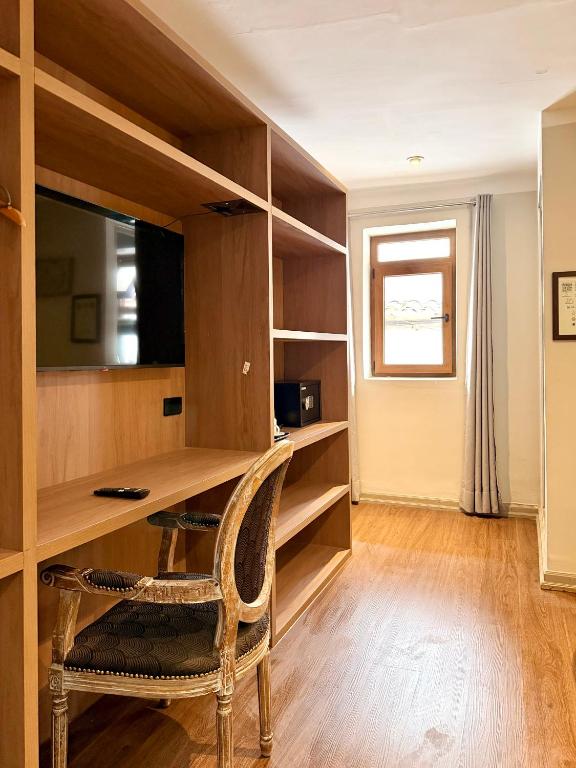 a home office with a desk and a chair at Hm Montes Central in Cusco