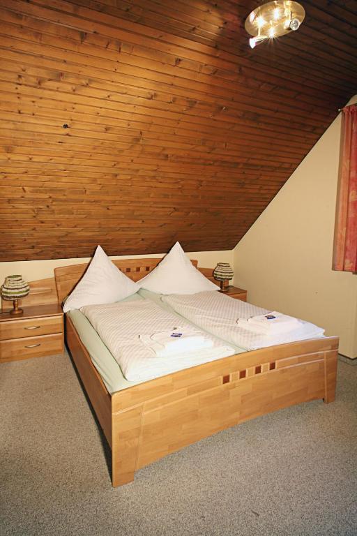Postel nebo postele na pokoji v ubytování Hotel Steuer