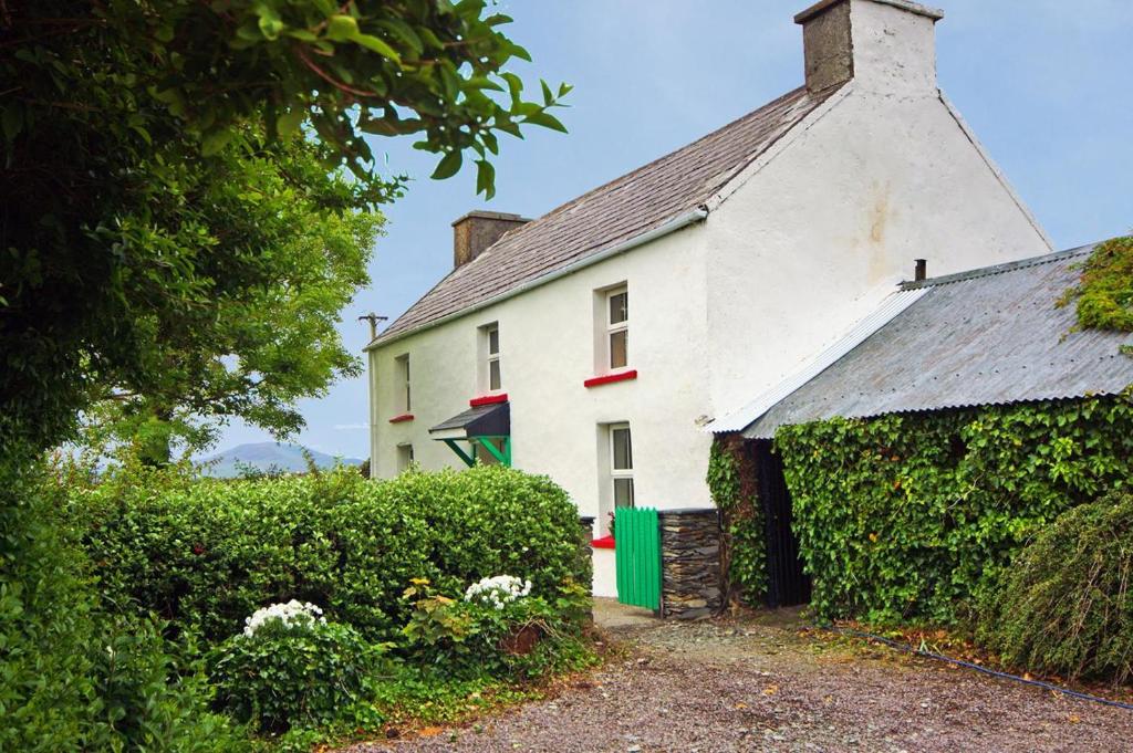 an old white house with a fence in front of it at 3 Bed in Portmagee oc-i172 in Valentia Island