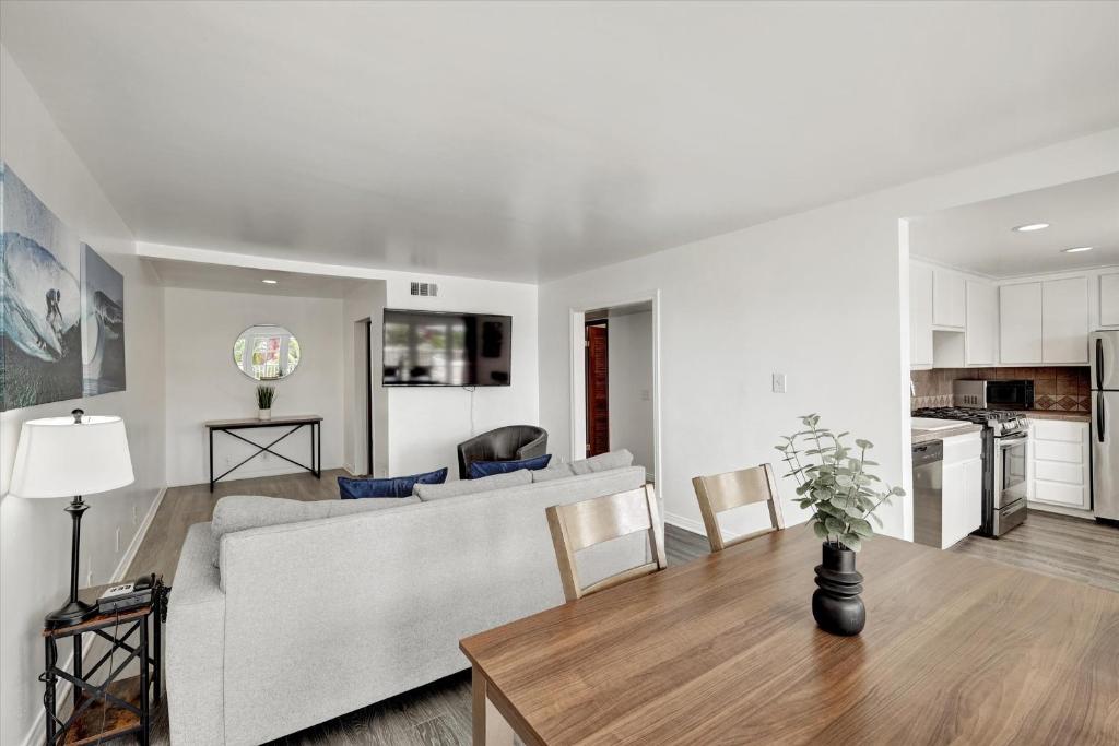 Oceanside Marina Suites - A Waterfront Hotel - 