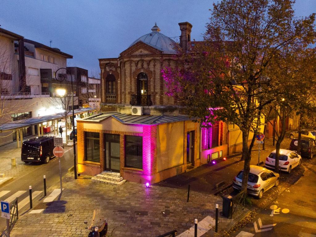 a building with pink lights on it on a city street at Manoir Loft pour vos événements in Nanterre