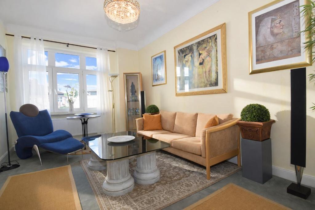 a living room with a couch and a table at fewo1846 - Artemis - vintage Altbau-Wohnung im 4 OG eines Geschäftshauses im Stadtzentrum in Flensburg