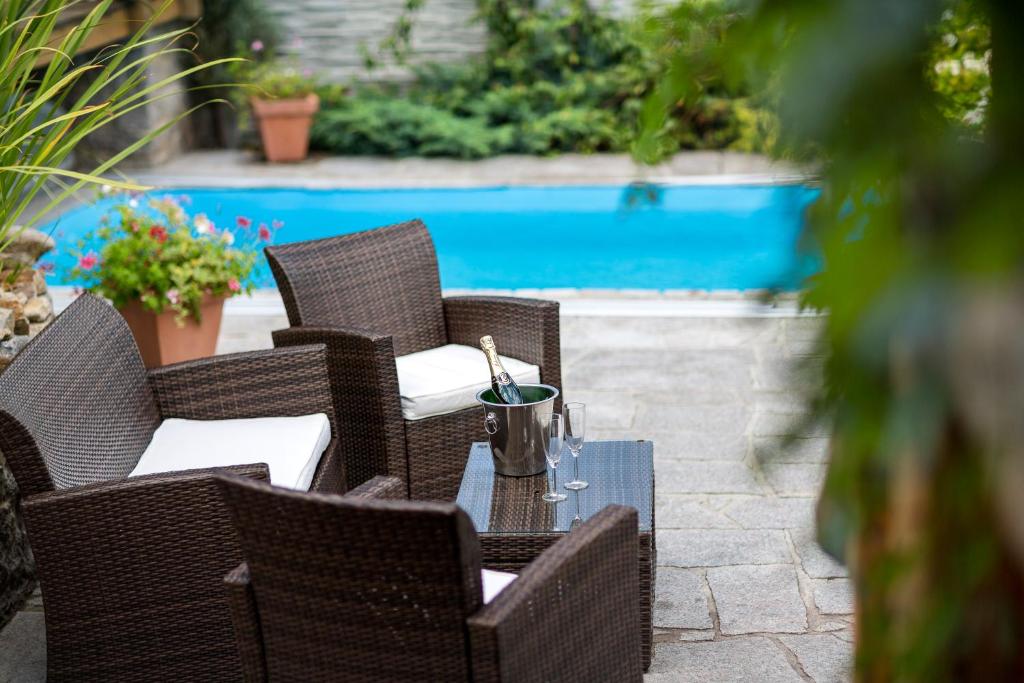 Bazén v ubytování Pytloun Wellness Travel Hotel nebo v jeho okolí