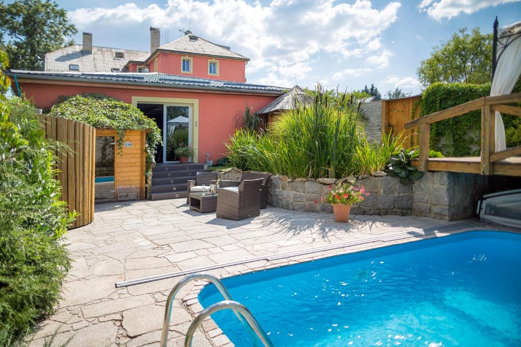 Bazén v ubytování Pytloun Wellness Travel Hotel nebo v jeho okolí