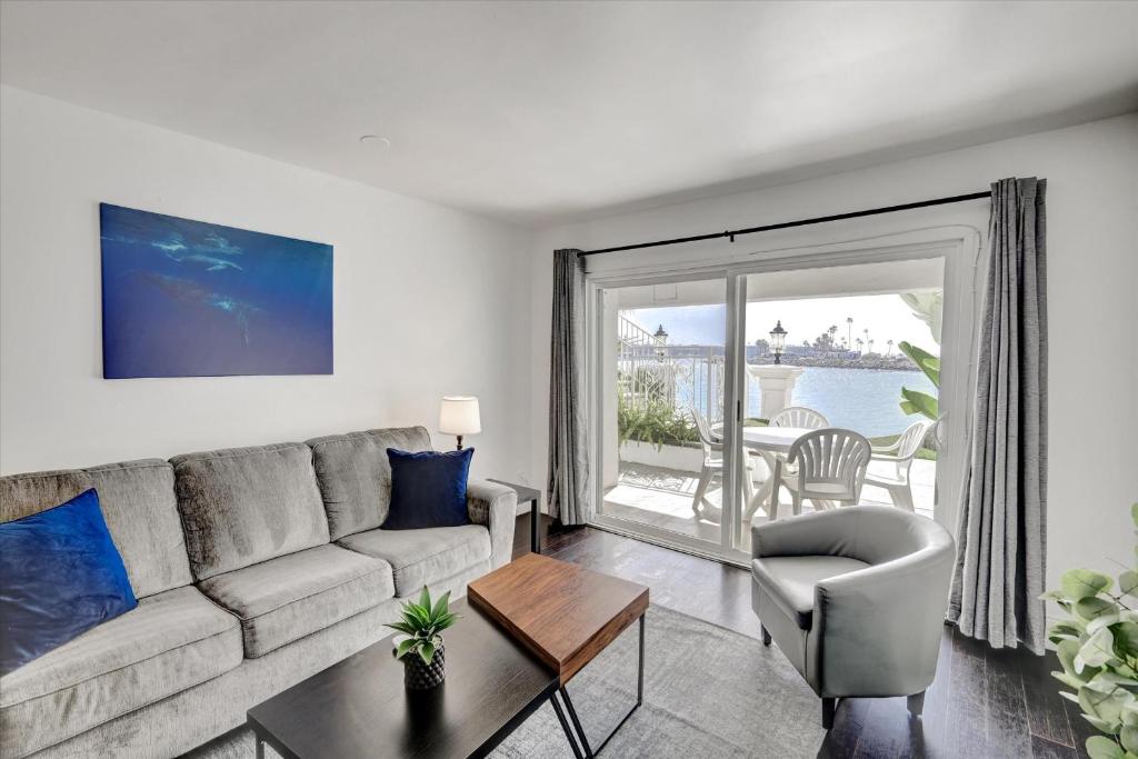 Oceanside Marina Suites - A Waterfront Hotel - 