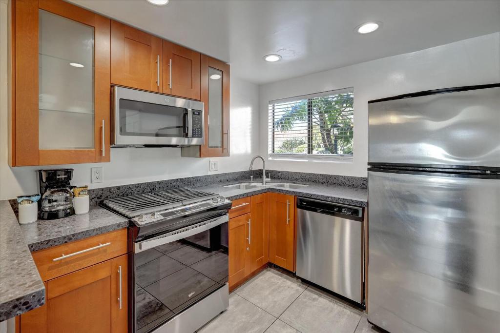 Oceanside Marina Suites - A Waterfront Hotel - 