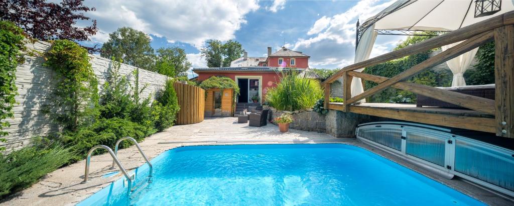 Bazén v ubytování Pytloun Wellness Travel Hotel nebo v jeho okolí
