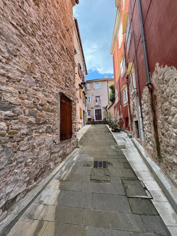 an empty alley in an alley between two buildings at Apartment LA DIMORA DEI PESCATORI in Muggia