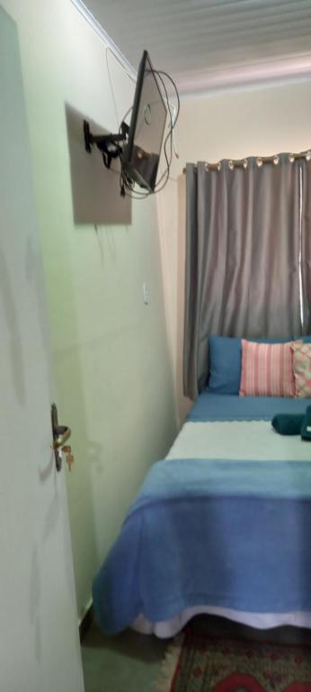a bedroom with a blue bed with a light on it at Suite em Lumiar in Lumiar