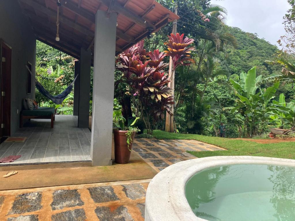 a house with a swimming pool in a yard at Sítio casa das fadas em Pacoti in Pacoti