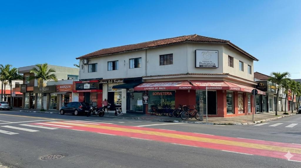 a building on the corner of a city street at Refugio Caiçara in Cananéia