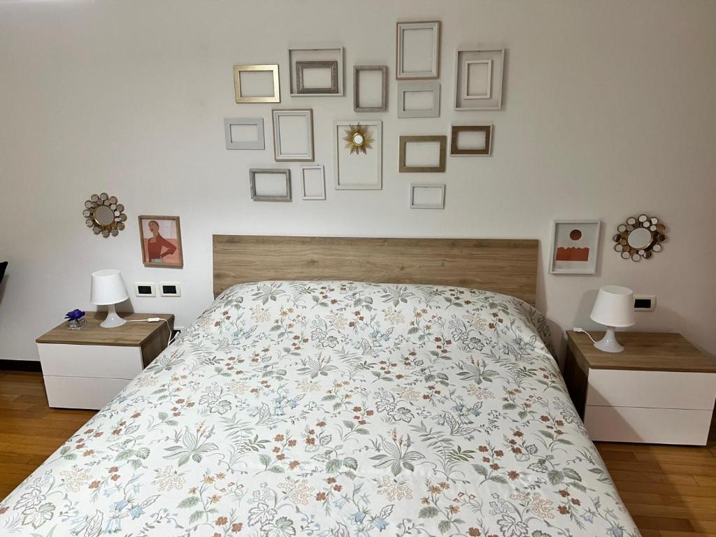 a bedroom with a bed and two tables with lamps at Iris in Montecchio Maggiore