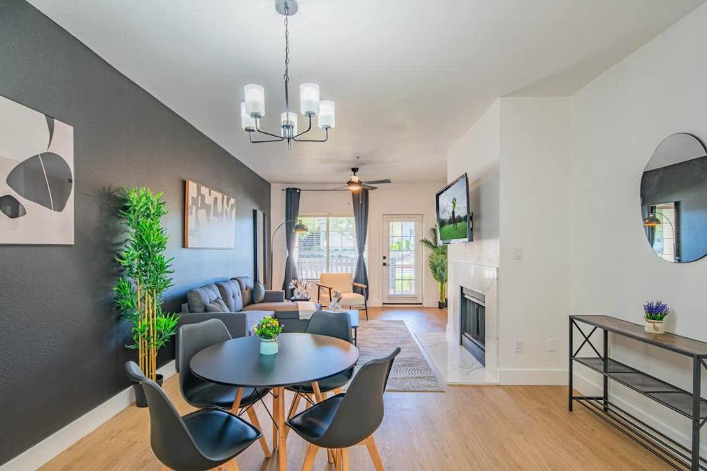 Stay Near TPC Pool Balcony Pickleball Parking WD, Scottsdale ...