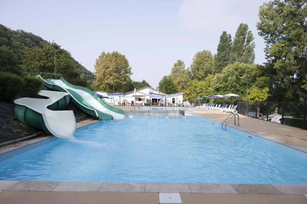a large swimming pool with a water slide at Camping 4 étoiles - Piscine - ccbfhbf in Badefols-sur-Dordogne