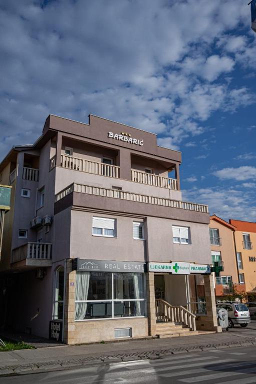 ein Gebäude mit einem Laden an der Straßenseite in der Unterkunft Hotel Barbaric in Međugorje