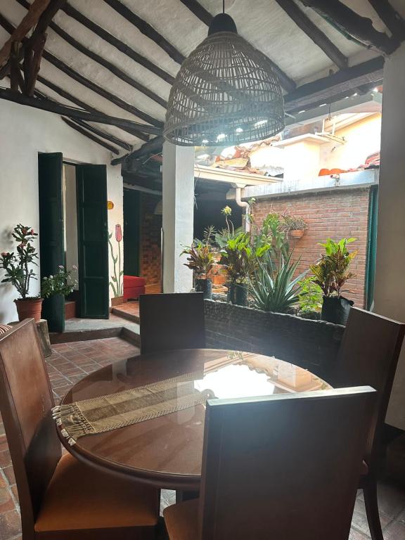 a table and chairs in a patio with plants at Casa casco urbano in San Gil