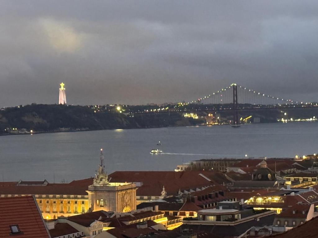Tagus Views - 2BR Alfama Castle - Historic Gem