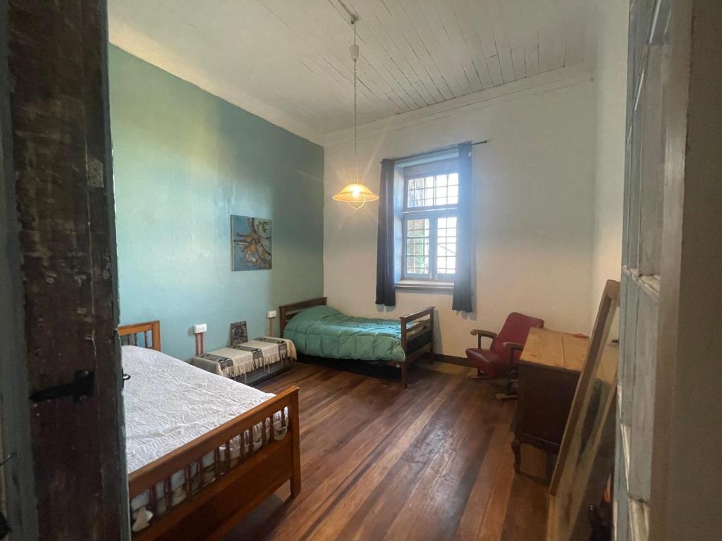 a bedroom with a bed and a window at Casa Che in Valparaíso