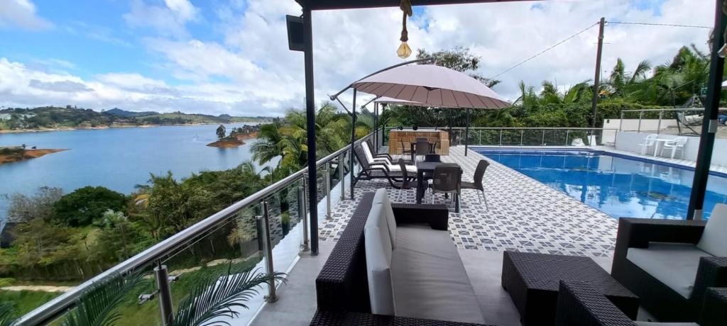 a balcony with a pool and a table and an umbrella at Hotel Mirador Cielo Azul in Horizonte