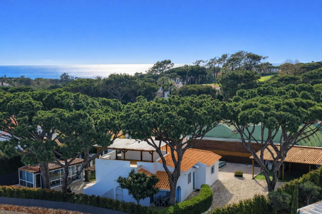 a house with a view of the ocean at Villa 7 - Vale do Lobo in Almancil