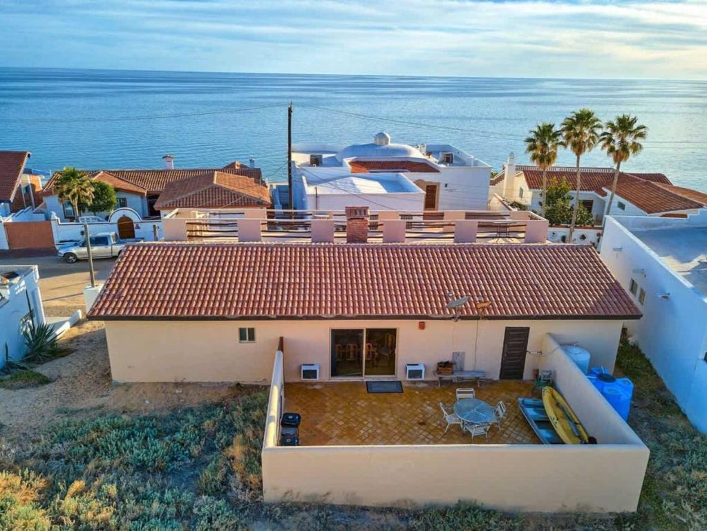 an aerial view of a house and the ocean at Spacious Oceanview Home Casa de Los Amigos in Puerto Peñasco