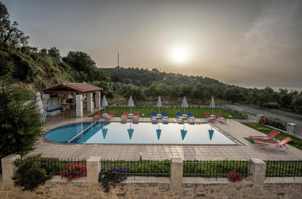 Bazén v ubytování Villa Laga with Pool, 300m to Taverns, Childrens Area, BBQ! nebo v jeho okolí