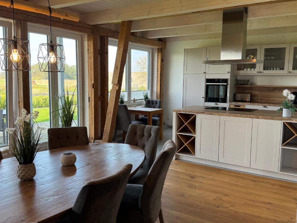 a kitchen and dining room with a table and chairs at Lütt Marschkieker in Langenhorn