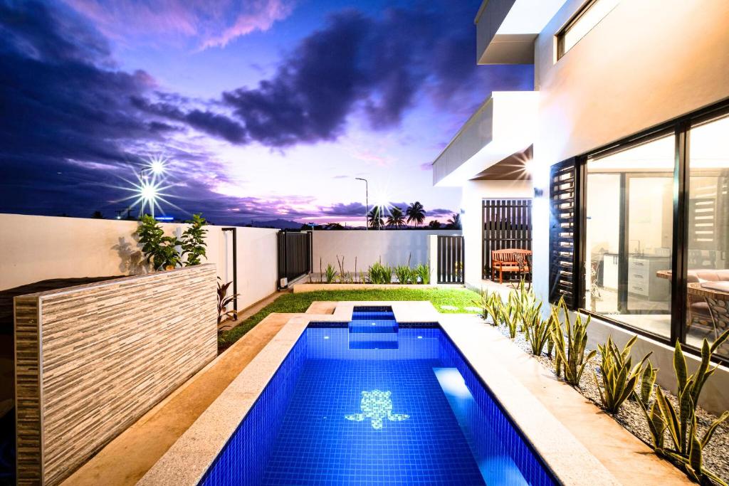 Piscina a Solana Properties o a prop