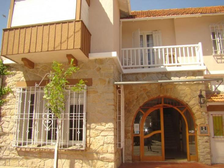 een gebouw met een balkon en een ingang bij Hotel Elvines in Mar del Plata