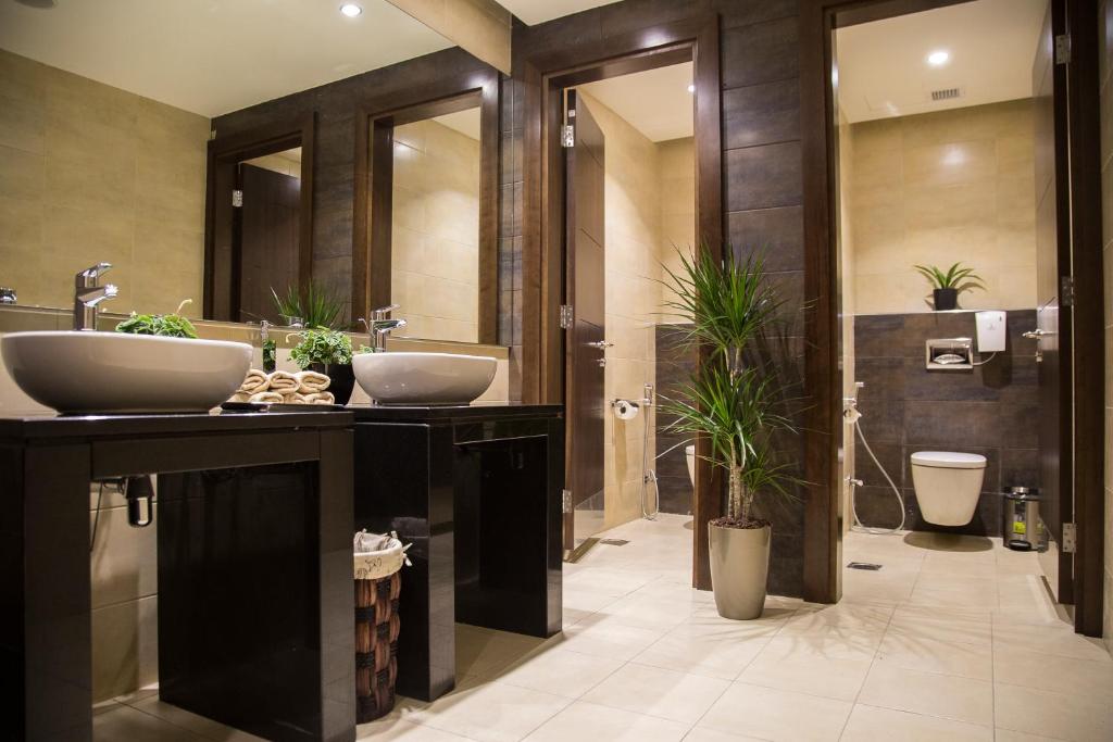 - Baño con 2 lavabos y aseo en Sulaf Luxury Hotel, en Amán