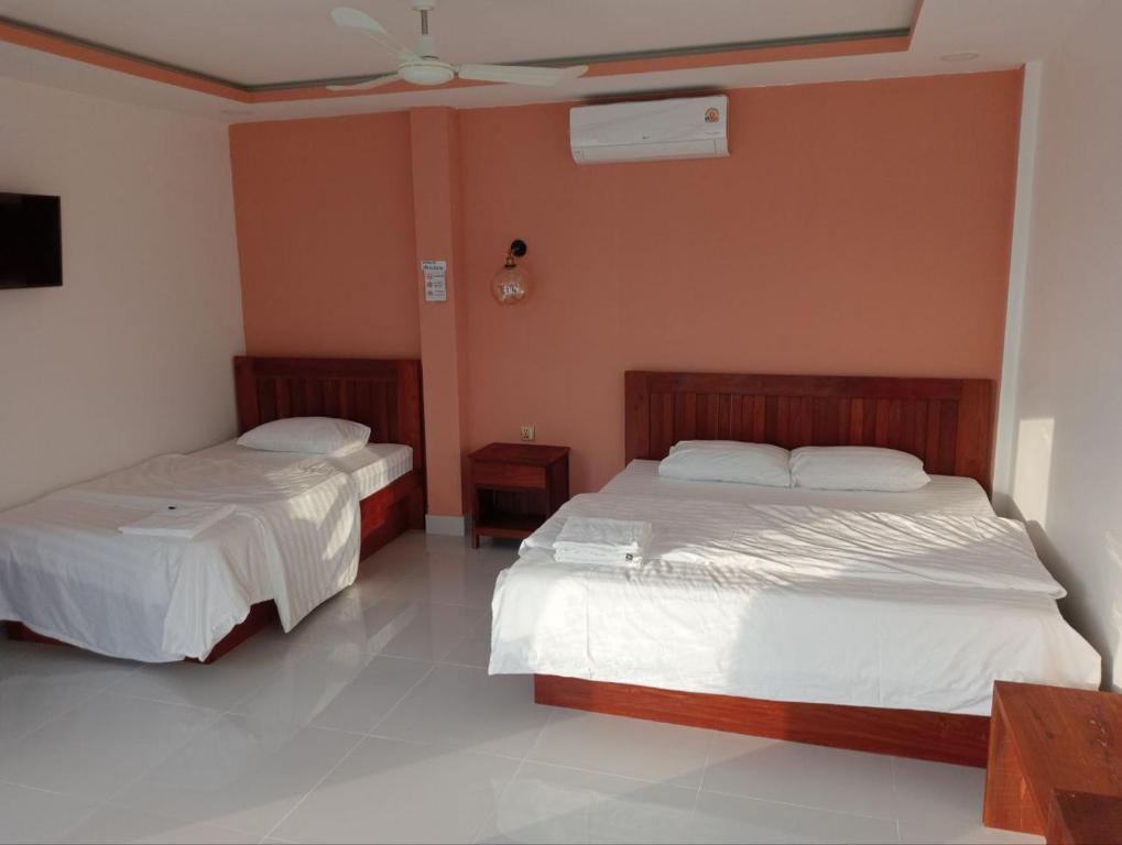 a bedroom with two beds and a ceiling at Good Dream Guest Home in Phumĭ Toch