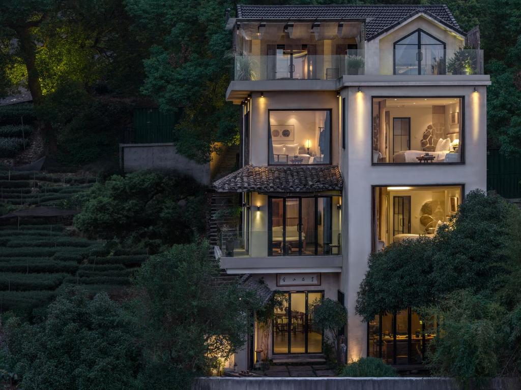 an image of a house at night at 杭州喜在山舍 in Qingshandian