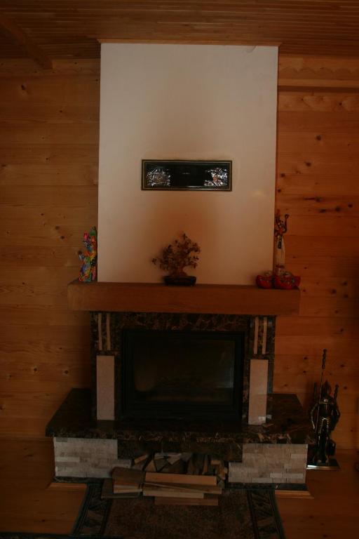 TV a/nebo společenská místnost v ubytování Chalet TysaBorkut