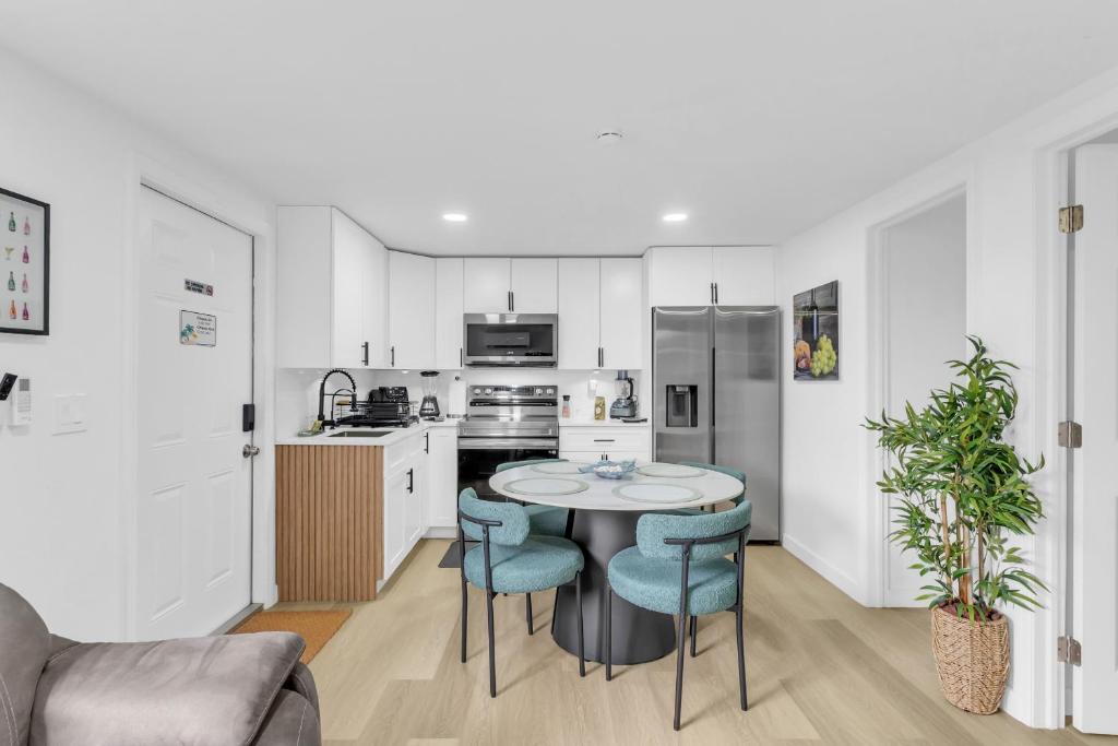 a kitchen with a table and chairs in a room at The Oasis Signature in Miami