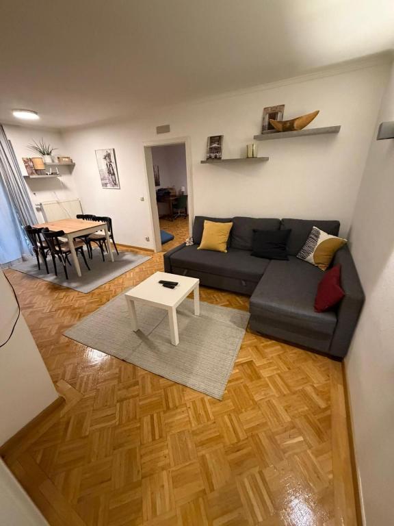 a living room with a couch and a table at 1 Bedroom Near Viktualienmarkt in Munich