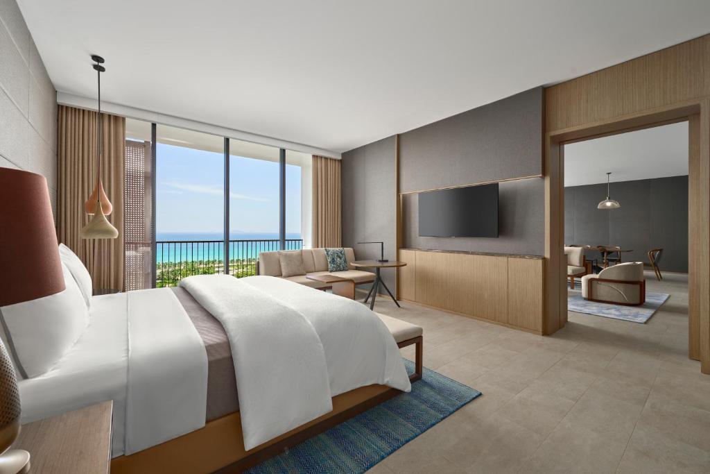 Executive King Suite with Balcony and Sea View