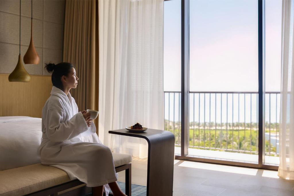Deluxe Sea View with King Bed and Balcony