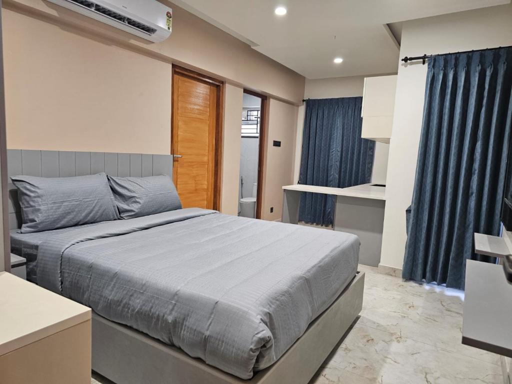 a bedroom with a bed in a room at Babus Serviced Apartments in Coimbatore