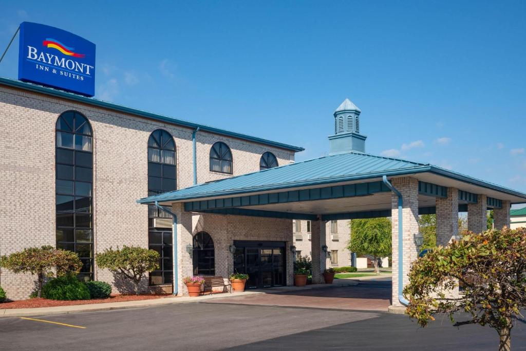 a building with a sign that reads bennington inn suites at Baymont by Wyndham Plainfield/ Indianapolis Arpt Area in Plainfield