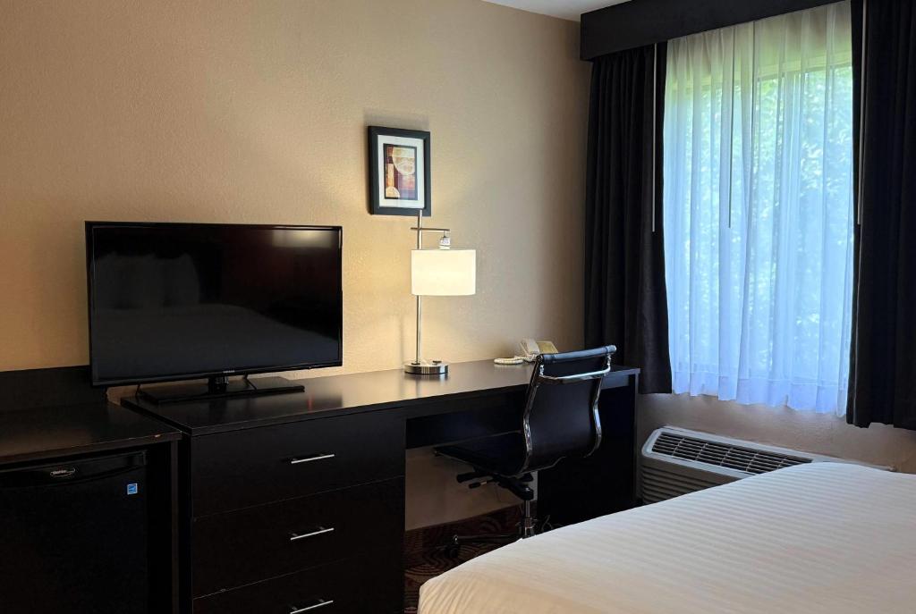 Baymont by Wyndham Plainfield/ Indianapolis Arpt Area - Habitación Deluxe Con Cama Grande - No Fumadores