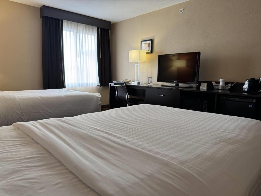 Baymont by Wyndham Plainfield/ Indianapolis Arpt Area - Double Room With Two Double Beds - Non-Smoking