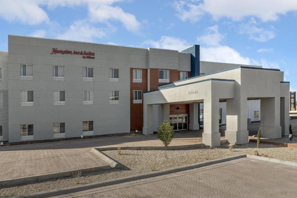 a large white building with at Hampton Inn & Suites Roswell in Roswell