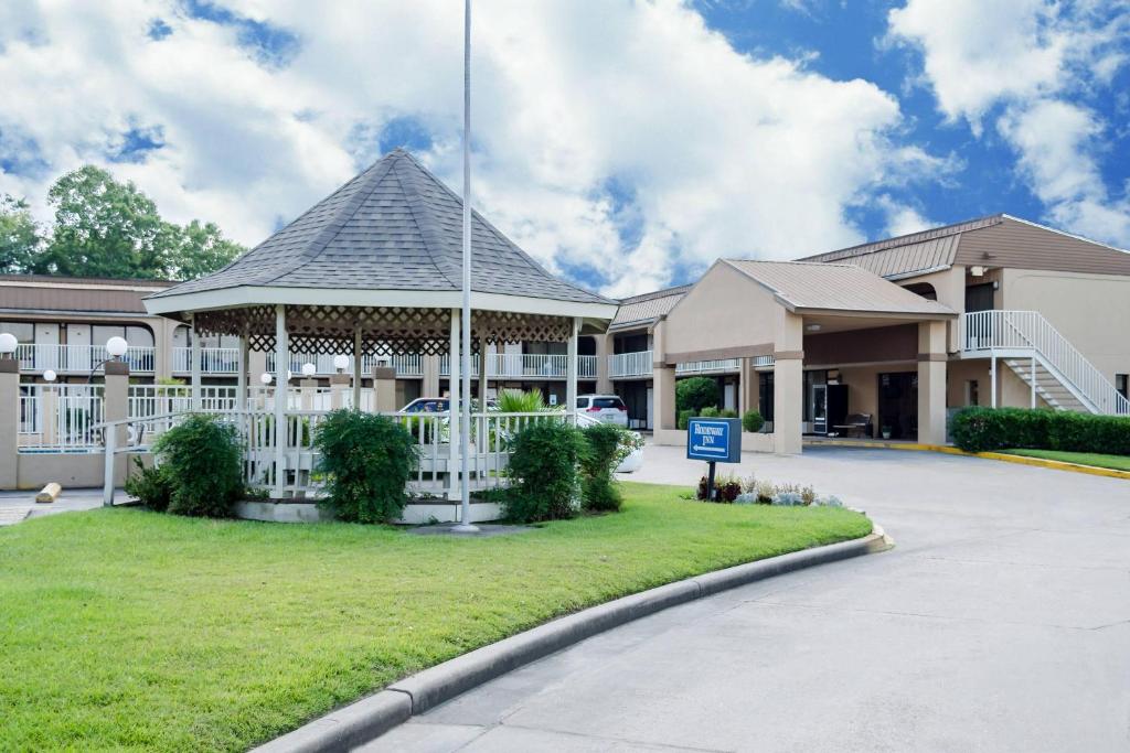 a large gazebo in front of a building at Rodeway Inn Vicksburg in Vicksburg
