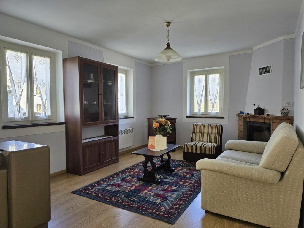 a living room with a couch and a table at Casa Ilde in Palagnedra