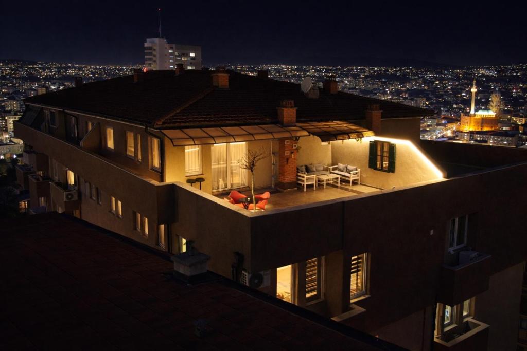 a view of a house at night with lights at Siera's Penthouse in Prishtinë