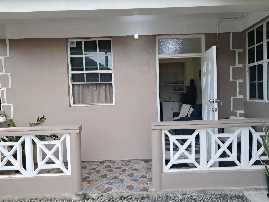 a house with a white fence and a door at Ebenezer Comfort in Bellevue Chopin