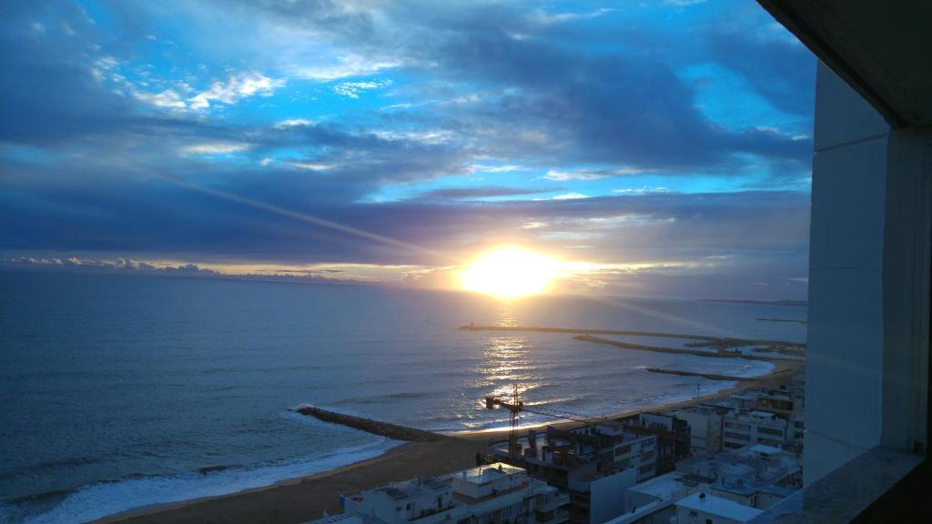 クアルテイラにある180° Sea View - Fabulosa vista mar!の海と空の太陽