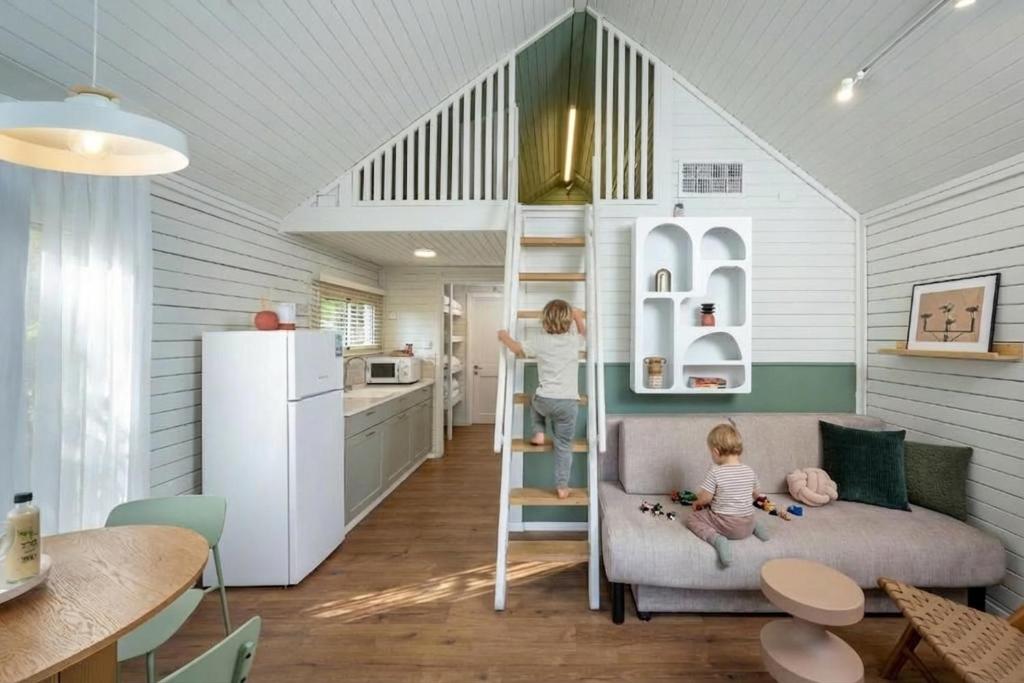 Nir David Country Lodge - Rustic Stay with Shelter Access