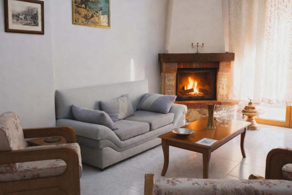 Stratigato Garden Getaway near Chios Town tesisinde bir oturma alanı